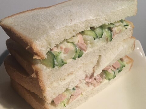 じゃがいも、魚肉ソーセージ、きゅうりのサンドイッチ